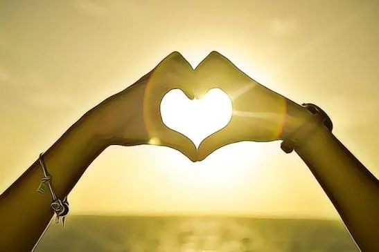 Corazón con manos